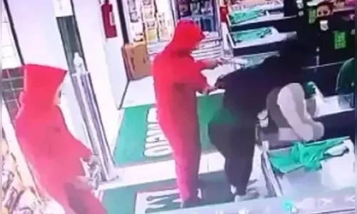 Vestidos de “La Casa de Papel”, homens simulam assalto; veja