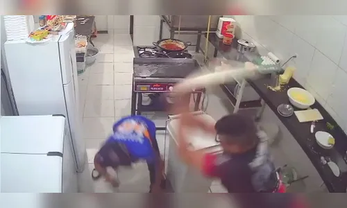 Vídeo: Funcionário reage a assalto com rolo de macarrão
