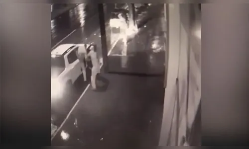 Vídeo: Homem desce do carro para urinar e veículo é roubado