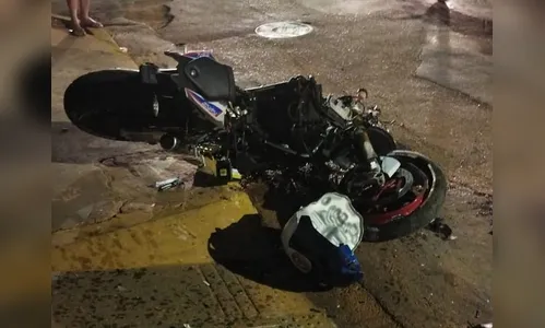 Vídeo: Moto se divide em pedaços após colidir em poste