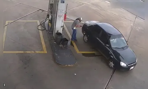 Vídeo: Motorista abastece R$180 em posto e sai sem pagar