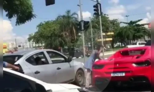 Vídeo: Mulher risca Ferrari após motorista negar dinheiro
