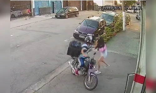 Vídeo: Pedestres agridem motociclista e impedem roubo em SP