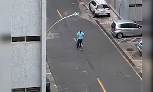 Vídeo de homem pedindo comida em condomínio viraliza na web