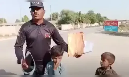 Vídeo de pai tentando vender filhos na rua viraliza