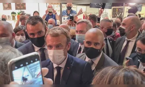Vídeo: presidente da França é atingido por ovo em evento
