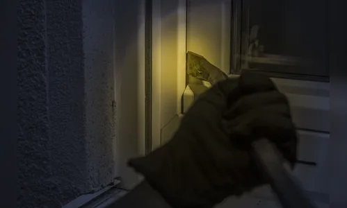 Vigilante de madeireira é preso no banheiro por assaltantes