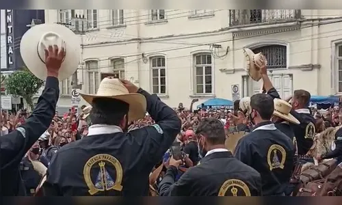 Zé Neto chega em Aparecida e é recebido por multidão