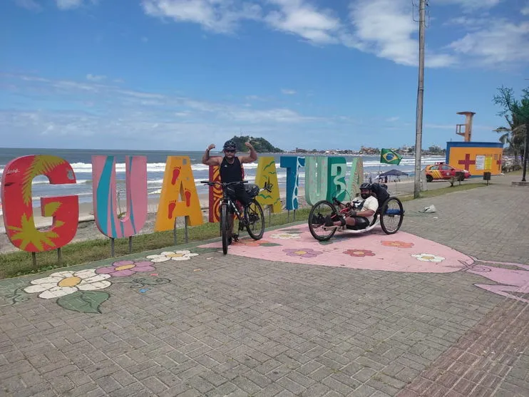 Amigos deficientes concluem viagem de bike até Guaratuba