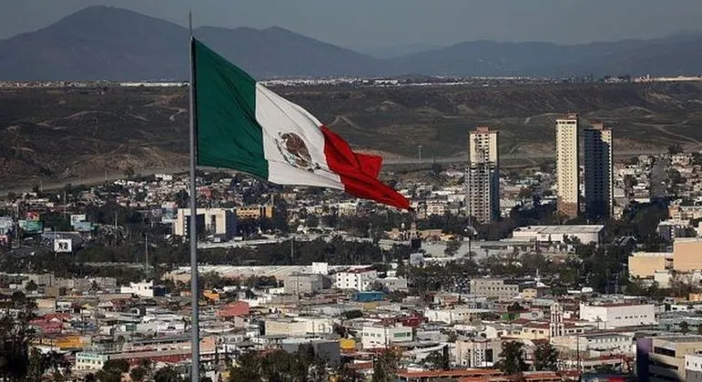 Após carreta tombar, 53 migrantes morrem no México
