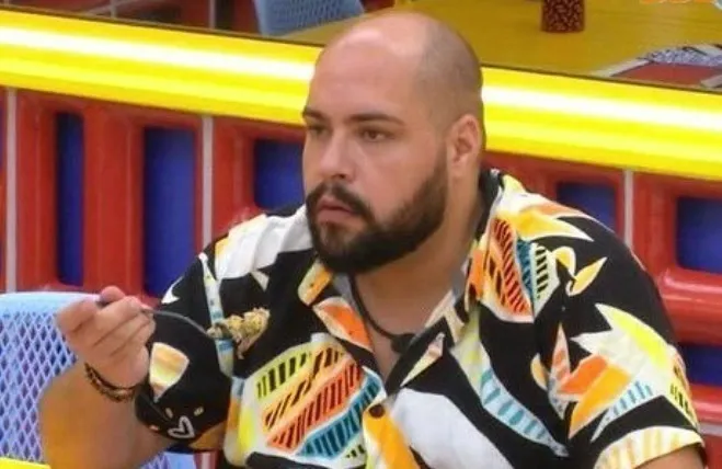 BBB22: Tiago sente fortes dores e é socorrido por colegas