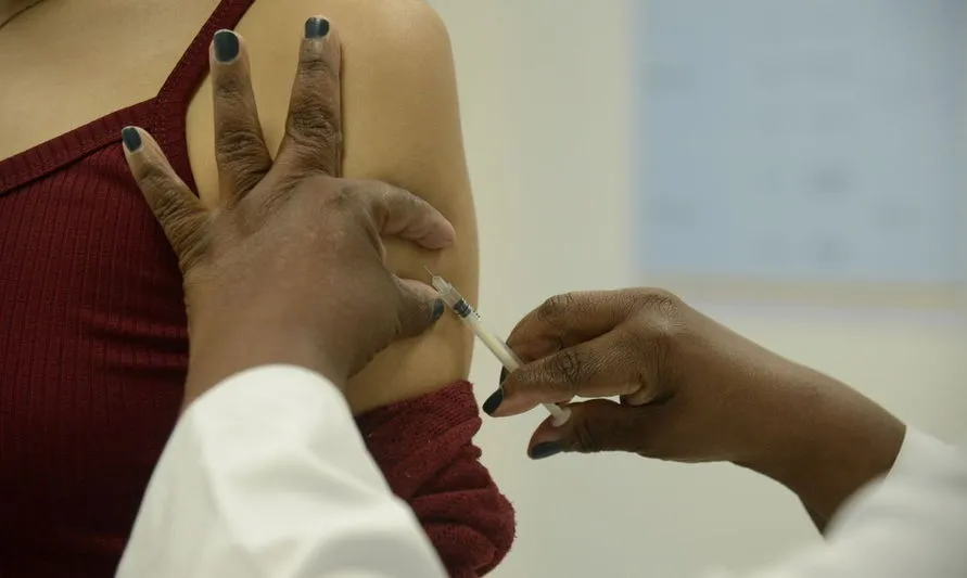 Brasil tem 61,11% da população com a vacinação completa