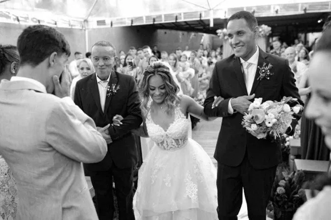 Cadeirante realiza sonho de andar até o altar em casamento