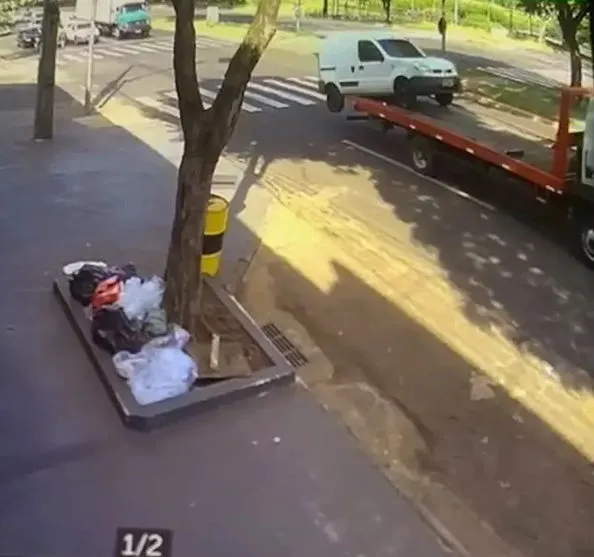 Câmera registra carro caindo de caminhão guincho; veja