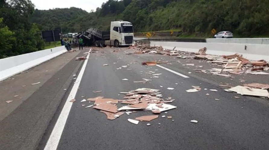 Caminhão tomba e bloqueia totalmente BR-116 sentido Curitiba