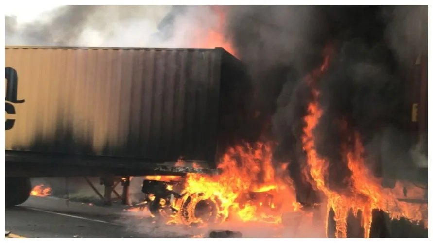 Caminhões pegam fogo e motorista morre no Paraná; veja