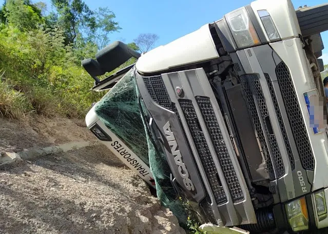 Carreta tomba entre Mauá da Serra e Ortigueira