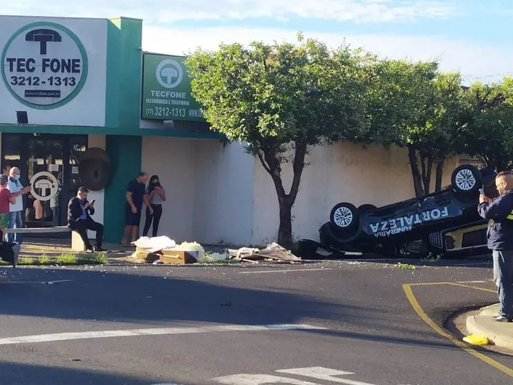 Carro de funerária capota e caixão com corpo é arremessado