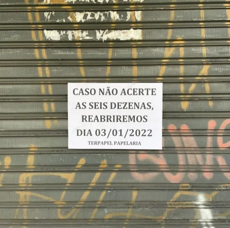Cartaz com aviso inusitado de apostador de Curitiba viraliza