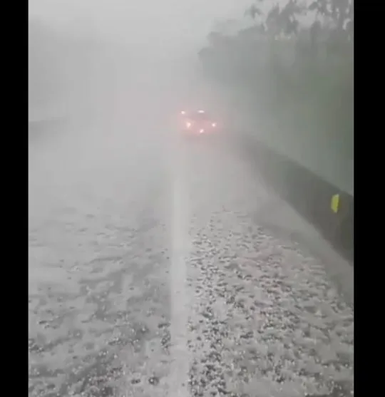 Chuva de granizo em Guaratuba assusta motoristas; Veja