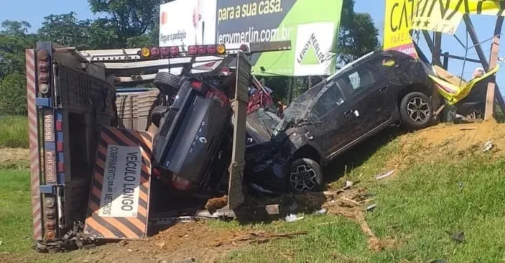 Cinco pessoas ficam feridas após grave acidente no Paraná