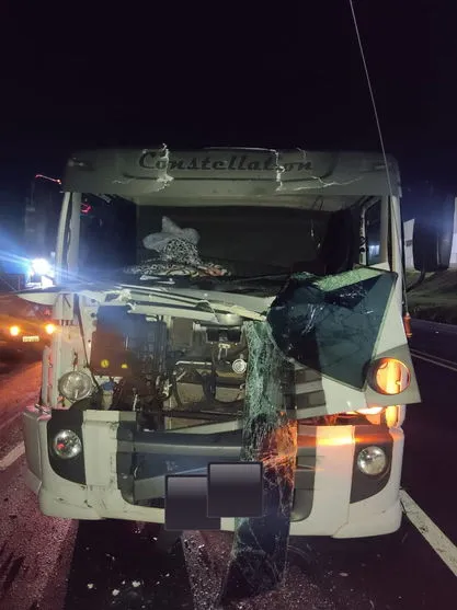 Colisão entre caminhões deixa jovem ferido na PR-444
