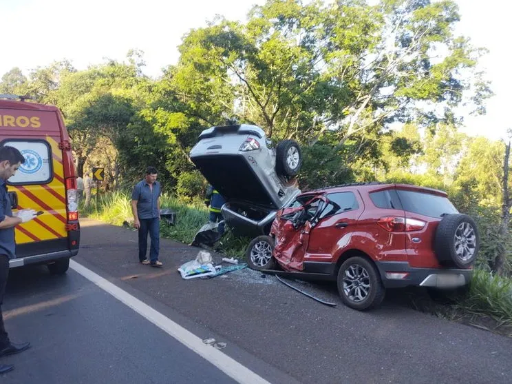 Colisão entre carro e caminhonete mata idoso na BR-277