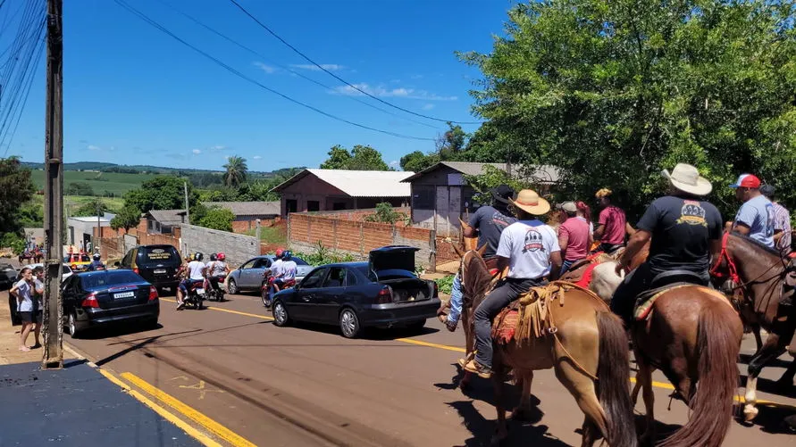 Cortejo com cavalgada homenageia apucaranense; Veja