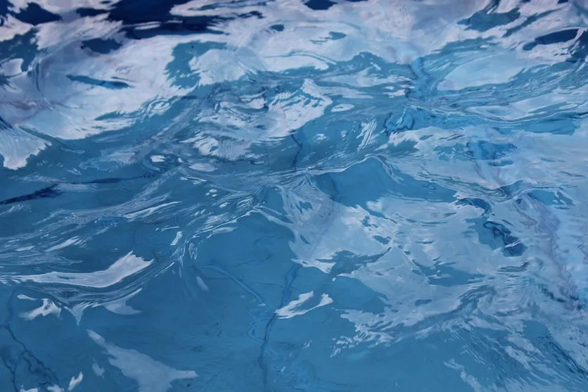 Criança de 2 anos morre ao se afogar em piscina de plástico