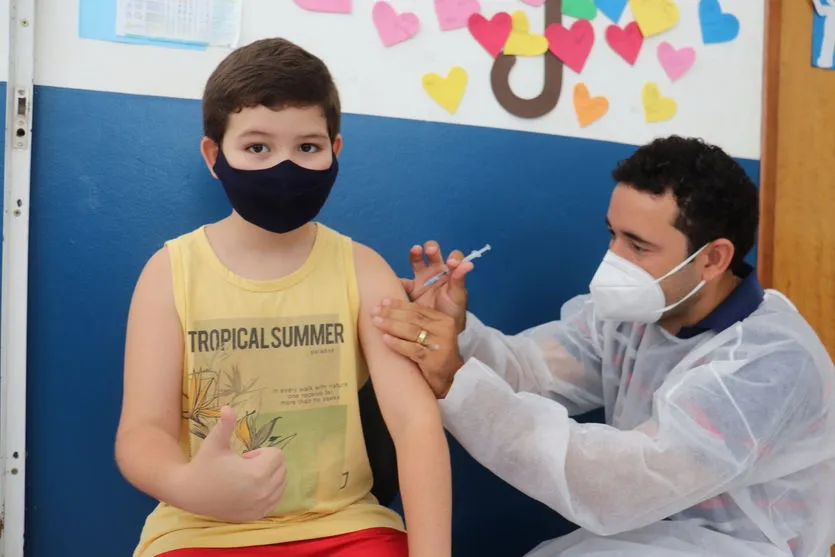 Crianças são vacinadas contra a Covid-19 em Arapongas; Veja