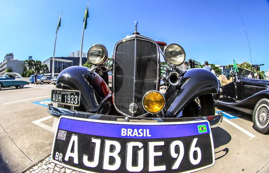 Detran lança nova placa preta em evento com carros antigos