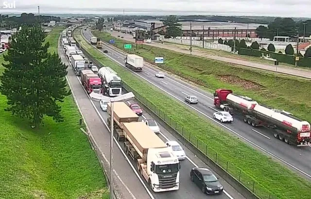 Engavetamento bloqueia parcialmente BR-116 em Curitiba