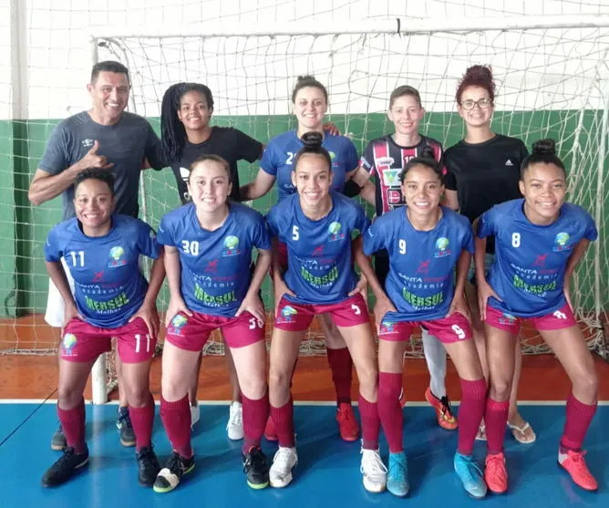 Futsal feminino de Apucarana conquista título regional