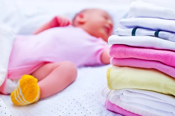 Guia de como lavar roupa de bebê e remover manchas difíceis