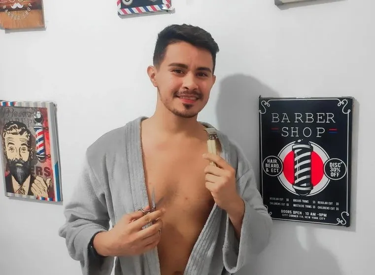 Homem cria barbearia com funcionários e clientes nus