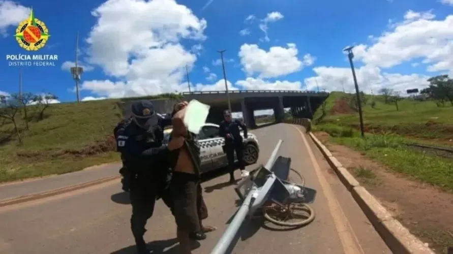 Homem é preso após furtar poste e tentar fugir de bicicleta