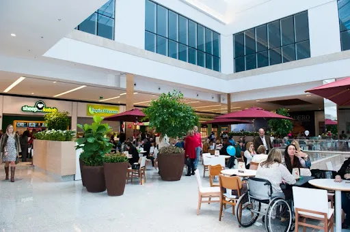 Homem encontra barata inteira dentro de lanche em shopping