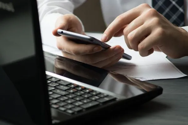 Homem finge ser ginecologista e realiza exames na internet