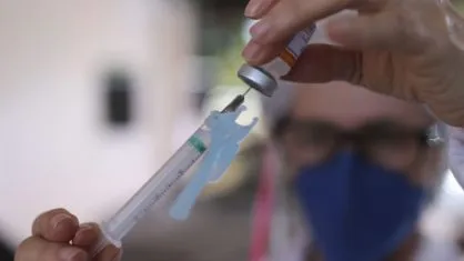 Homem usa braço falso para tentar burlar a vacinação