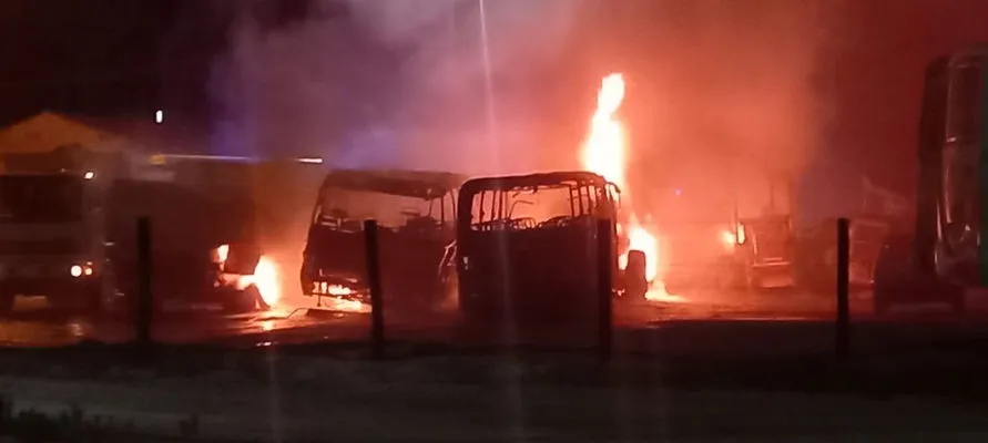 Homens queimam veículos de cidade do Paraná nesta madrugada