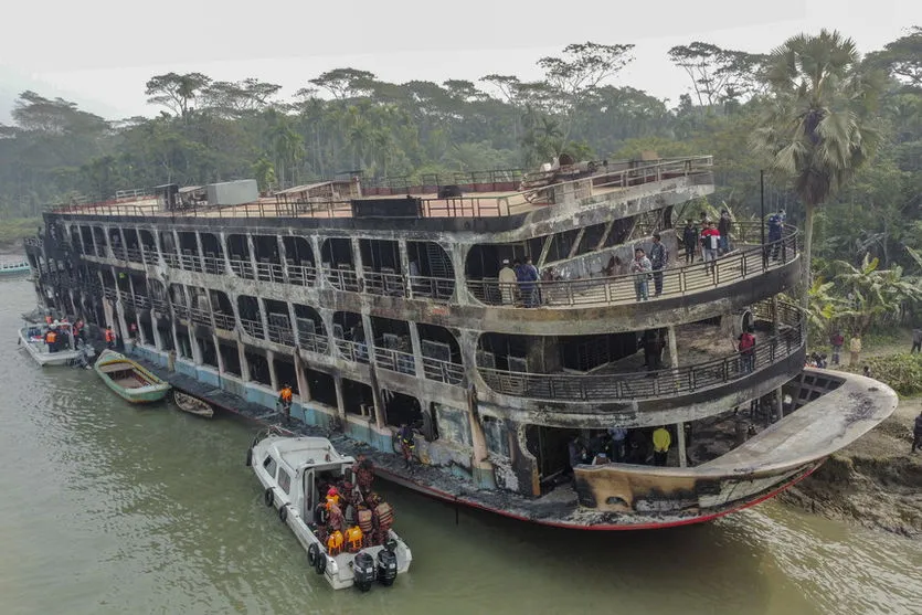 Incêndio em navio deixa 38 mortos em Bangladesh