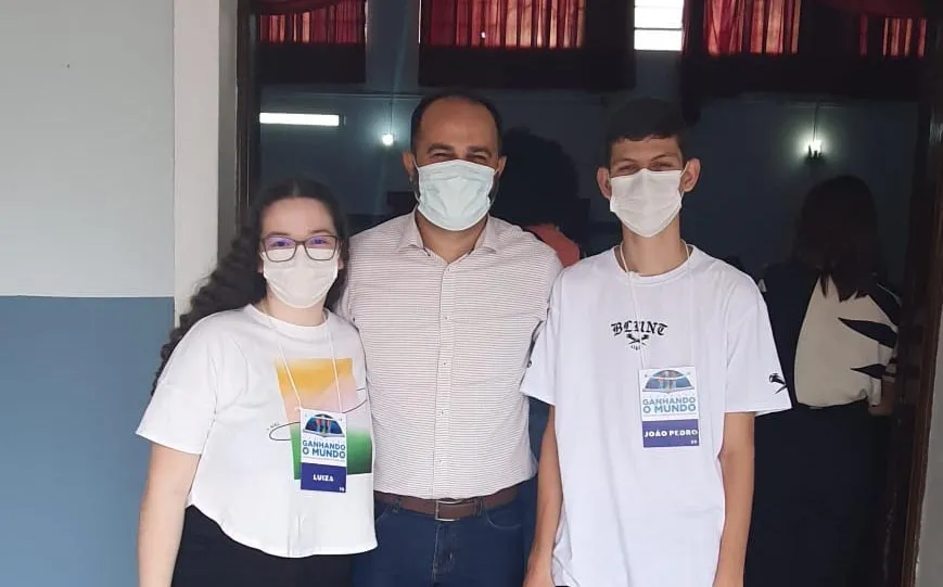 Luiza e João Pedro com Roni Miranda – Diretor de Educação do Paraná