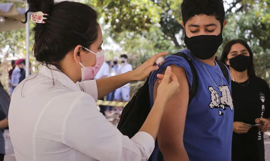 Mais de 130 milhões estão totalmente imunizados no Brasil