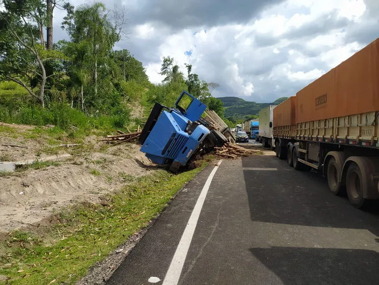 Mais um caminhão tomba na BR 376; trânsito está impedido