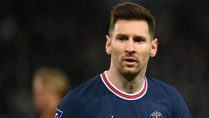 Messi se recupera da covid-19 e viaja para a França