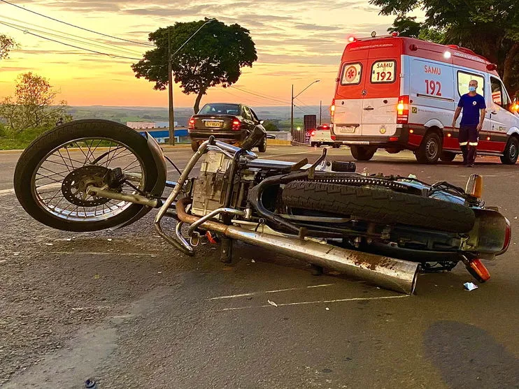 Motociclista fica ferido após acidente na Av. Minas Gerais