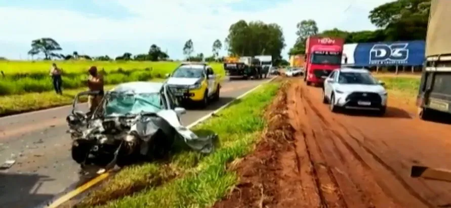 Motorista morre após batida entre carro e caminhão na PR-082