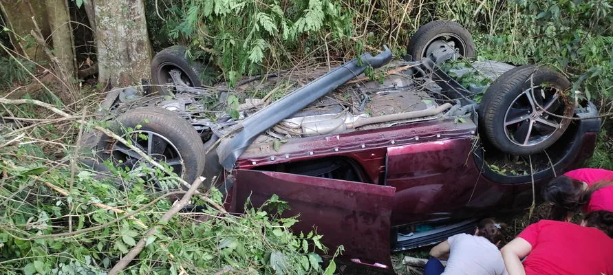 Motorista morre após carro cair em ribanceira na PR-272