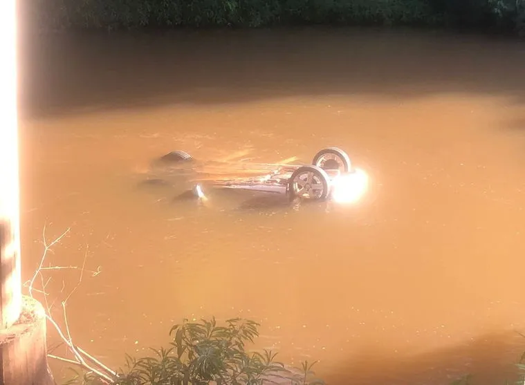 Motorista morre após perder controle e cair com carro em rio