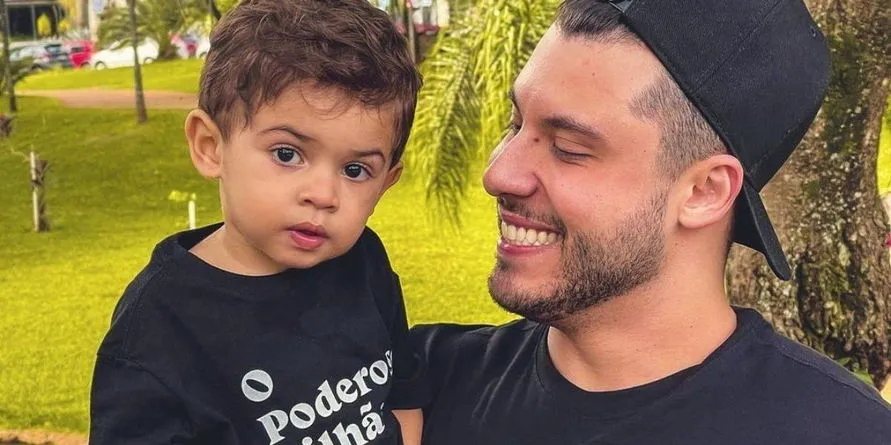 Murilo Huff publica foto com filho e encanta web